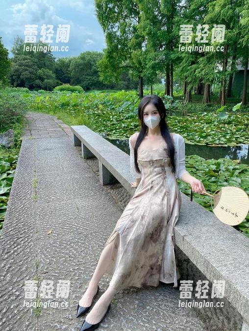 微密圈 - 别光看，快下载！July芝岚的蓝色小裙纸让你陶醉的不止一瞬！