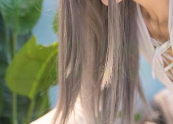 Luisa_零纱又来了，蕾丝的最新照片，偷偷对着屏幕咕哝，也太好看了吧？