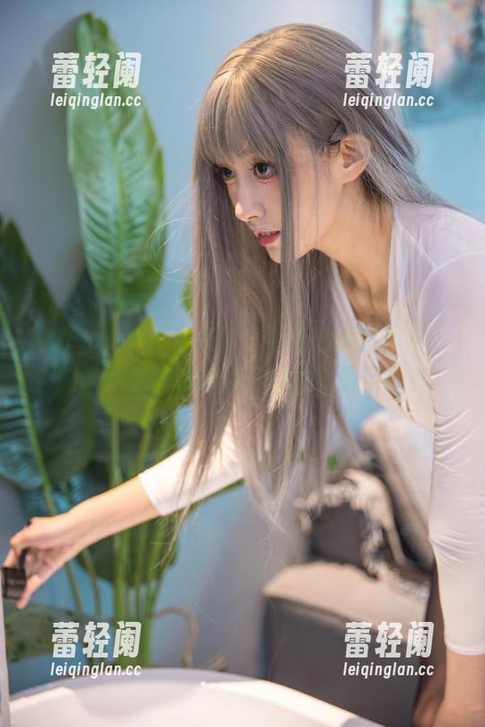 Luisa_零纱又来了，蕾丝的最新照片，偷偷对着屏幕咕哝，也太好看了吧？