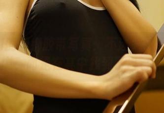 ROSI的捆绑胶带写真：不迷失于绳索之中，而是在其中找到了自己。