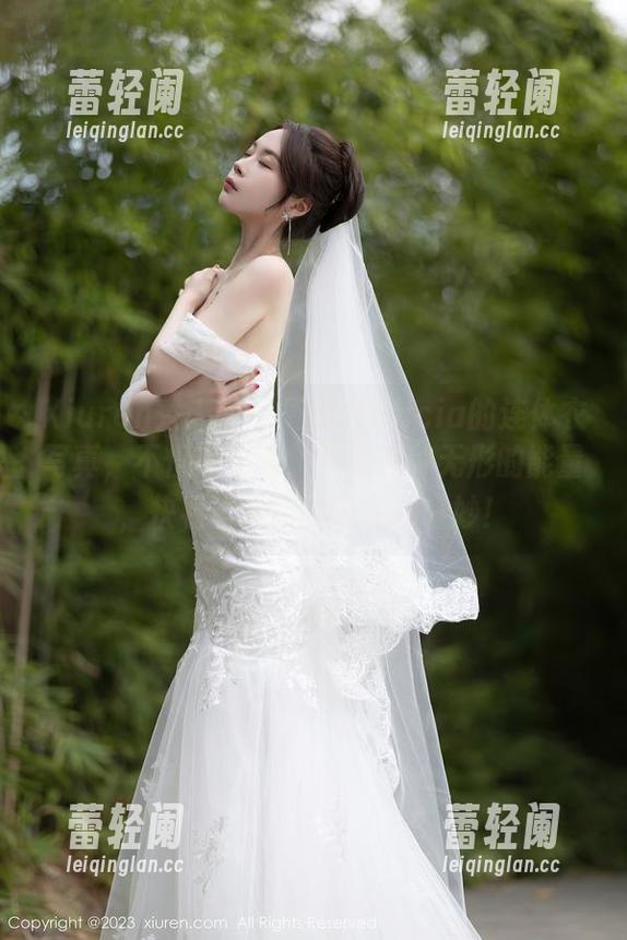 Xiuren秀人网 - 周美美alicia的连体衣写真，不仅是衣服，更是某种无形的能量，快看看这套图带来的奇妙！
