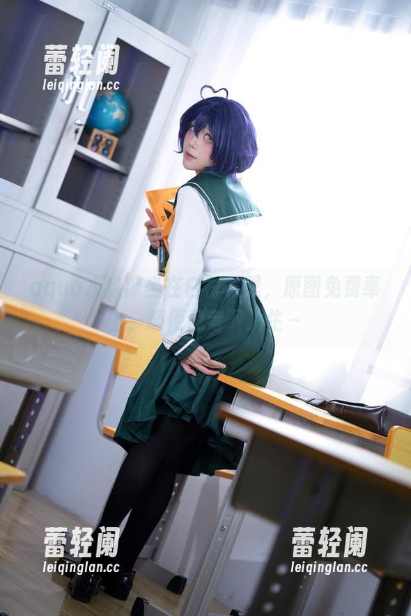 aqua水淼瘫坐在白衬衫里，原图免费奉上，顺便思考下人生～