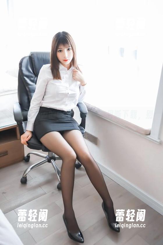 w黑米粥w的OL写真来啦，果断下载，别让我觉得你心虚。