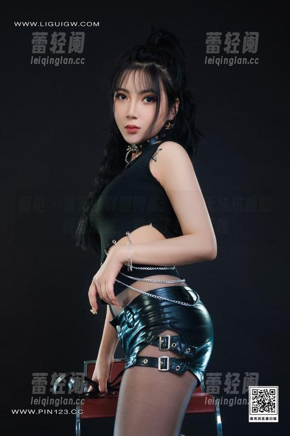 丽柜 - 潘潘的制服图集：让人无法抗拒的视觉诱惑，别忘了轻松下载