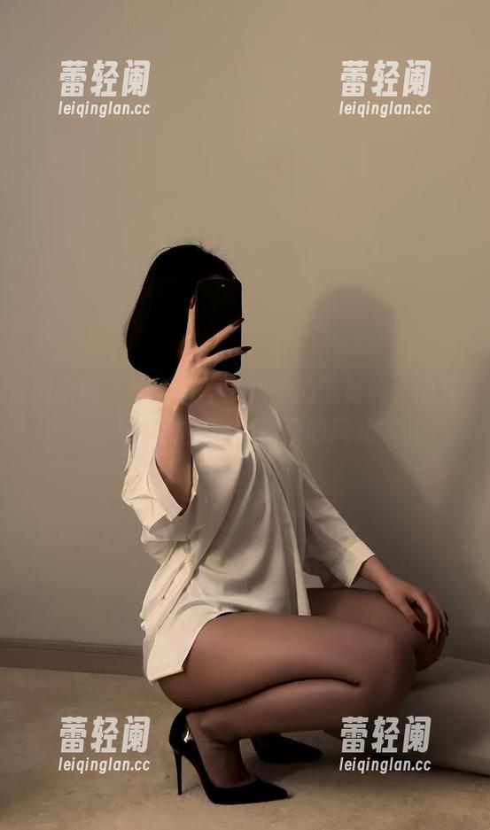 保守的二舅妈 微密圈 - 在天台上的保守的二舅妈,照片明眸皓齿难掩楼顶的风儿