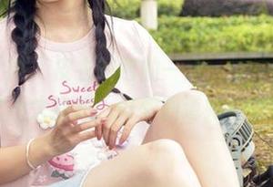 初夏女神 – 皮衣图包的一角，依依的气质优雅又不失锋利，好想知道她在想什么。