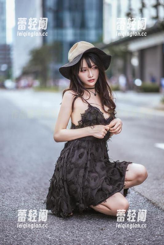 作品错落有致，只是简言的写真与琴相遇，简单又悠扬的感觉。