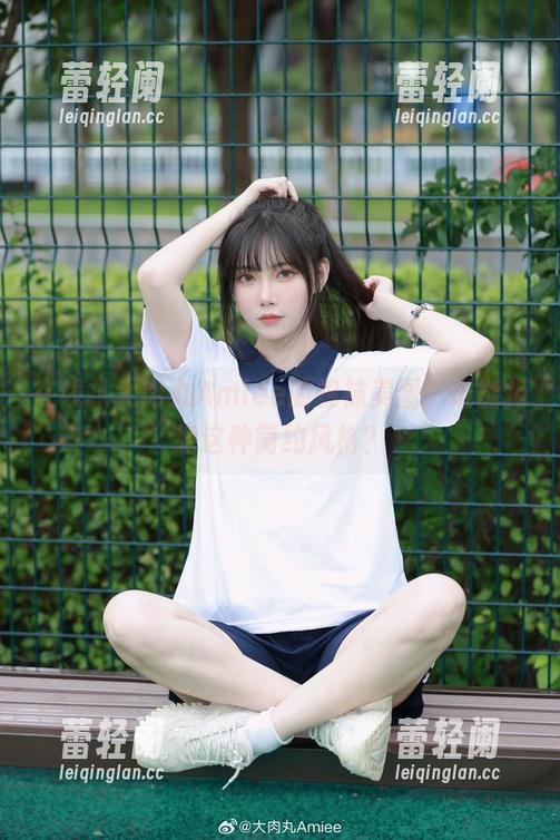 在线扒大肉丸Amiee的棉袜美图，谁能拒绝这种简约风格？
