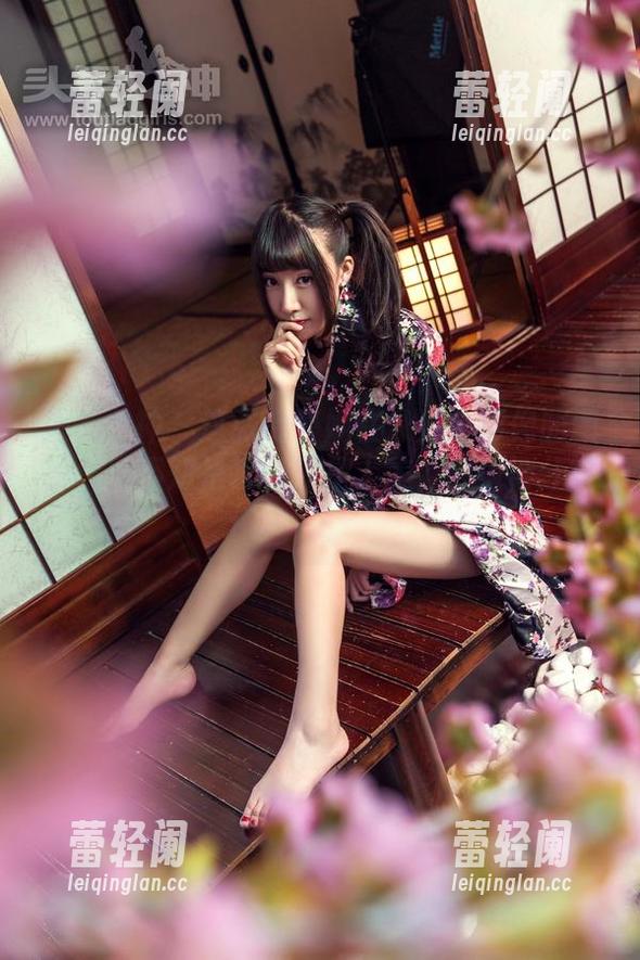 头条女神-杨曼妮 头条女神 - 这张杨曼妮在泳池中影像的图片,真不知是水美还是人美,都值得分享一波。