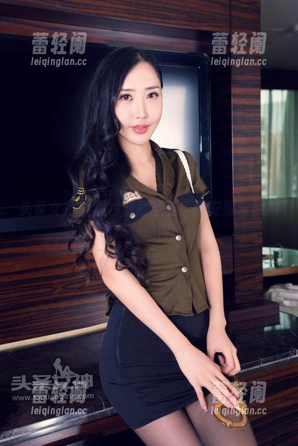 头条女神-樊安妮 头条女神 - 图片随意翻看:樊安妮穿旗袍,眼睛有点闲不住!