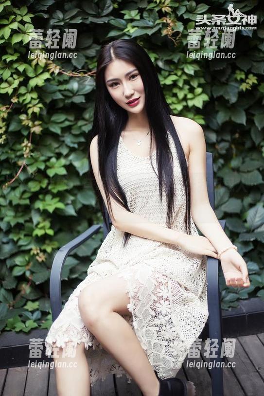 头条女神-草莓酱 头条女神 - 草莓酱的美图真的让我反思人生,纯白也能带点深度?