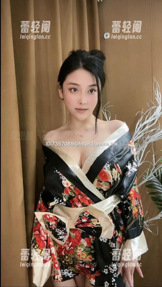 微密圈 - 奶雯穿红色漏背裙，网盘动荡不安的写真实录！