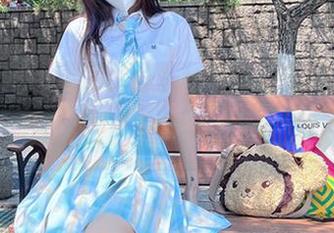 自从看到妖君白研私房里的丝袜，我对穿搭的理解又加深了一层，哈哈！