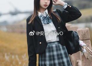 在安曜曜的美脚私拍图集中，真理就藏在每一次的优雅姿态里