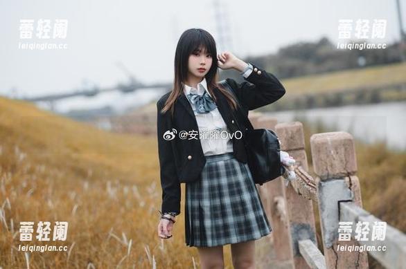 在安曜曜的美脚私拍图集中，真理就藏在每一次的优雅姿态里