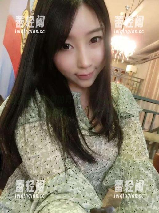 小芯酱 微密圈 - 红色的肖像——小芯酱的写真也许拯救了这个秋天?