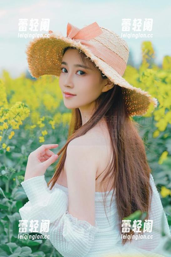 暑假不只有冰淇淋，还有年年Nnian的比基尼套图！快来看这“夏日外卖”。