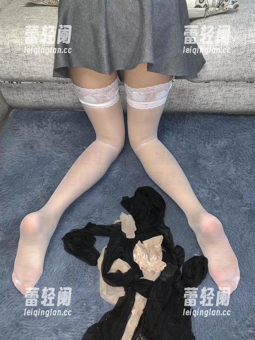 微密圈 - 精选写真调调，提袜少女带我们回味温柔的百种可能。