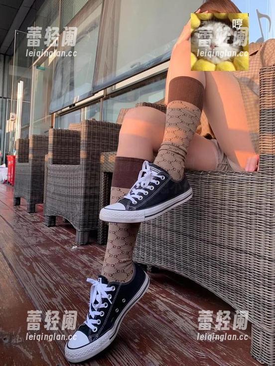 微密圈 - 微信朋友圈系列第二部，无敌哒小姨妈的无圣光合集，让人忍不住想多看几眼。