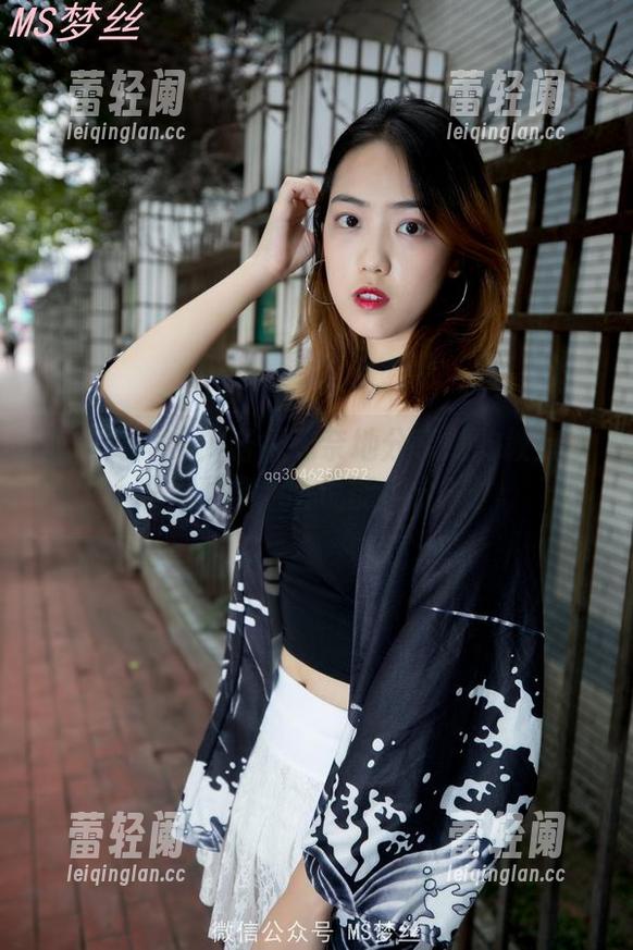 梦丝女神-刘诺 梦丝女神 - 刘诺很无奈地分享她的教室顷语写真集,听说能加分?!