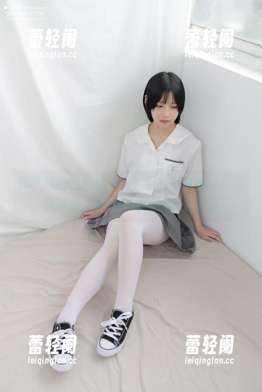 森萝财团 森萝财团的黑丝妹妹,手机不离手的日常,居然连无圣光也能显得这么吸引!