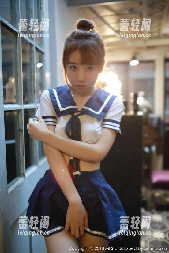 模范学院 - 资源分享：任莹樱Jenny的美脚令人佩服，仰望一下