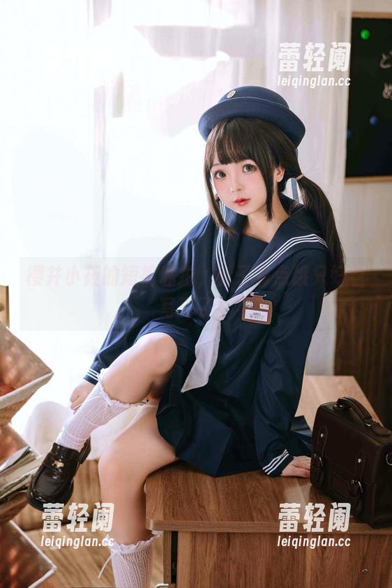 樱井小莜的短裤私拍，肚子有点饿只好看写真了。