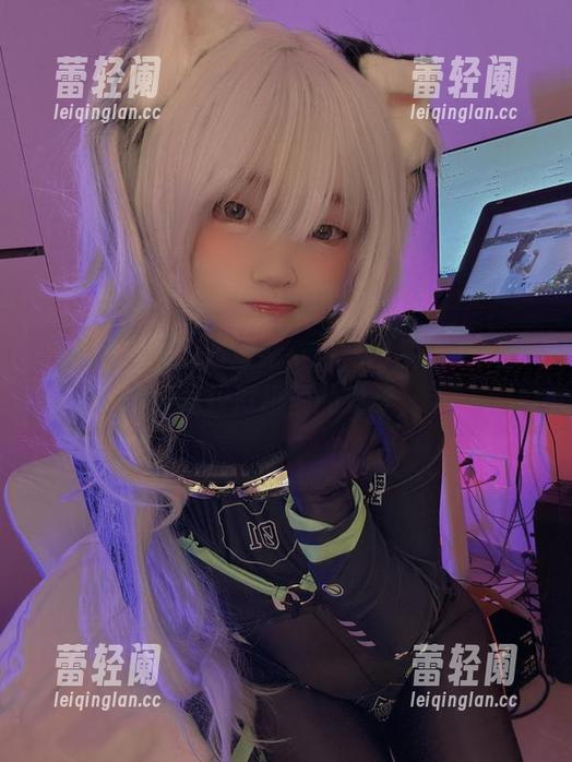 神沢永莉在泳池里游走，免费图集，给你想要却没想清的夏天。
