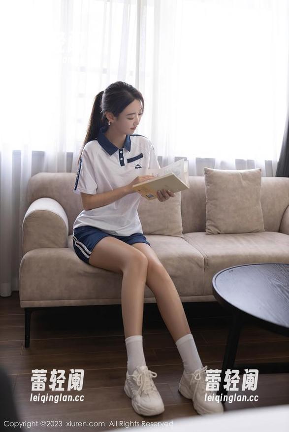 秀人网 - 唐翩翩的原图私拍，丝袜那一抹亮光，不知道是不是错觉。