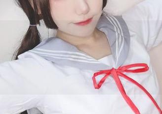 瞧这张写真，芋圆侑子在闪灵泳装中，宛如一幅画，色彩斑斓，略微扭曲，又不失真实感。