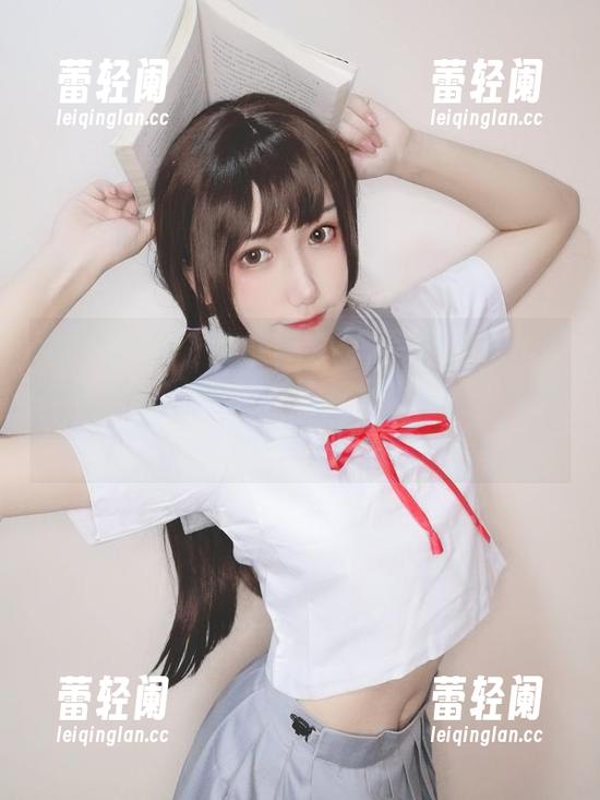 瞧这张写真，芋圆侑子在闪灵泳装中，宛如一幅画，色彩斑斓，略微扭曲，又不失真实感。