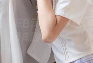 西呱呀呀呀在白云森林，不穿外套就敢秀，图库里高清check！