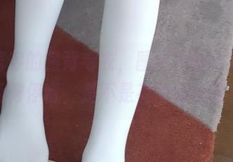 西尔酱穿的露背毛衣，图片中每个角度都值得停留，是不是有点疯狂呢？