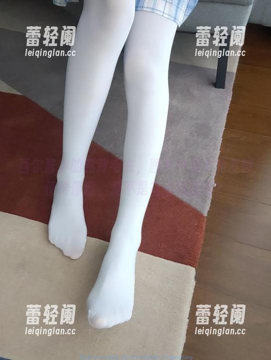 西尔酱穿的露背毛衣，图片中每个角度都值得停留，是不是有点疯狂呢？