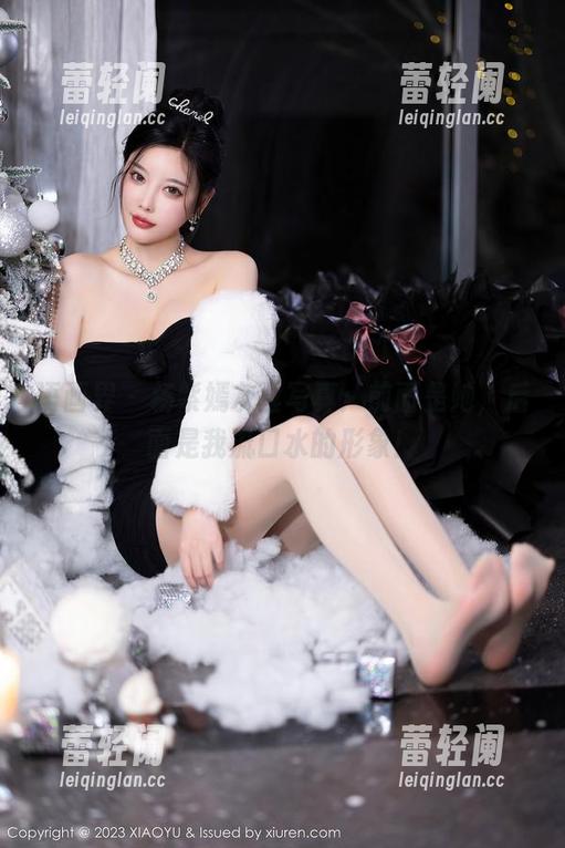 语画界-杨紫嫣 语画界 - 杨紫嫣灰丝写真:前面是她,后面是我流口水的形象!