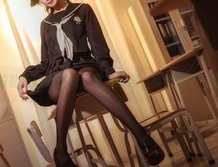 贞子蜜桃的私拍拍小女友，真有意思，就像藏了一颗水果糖。