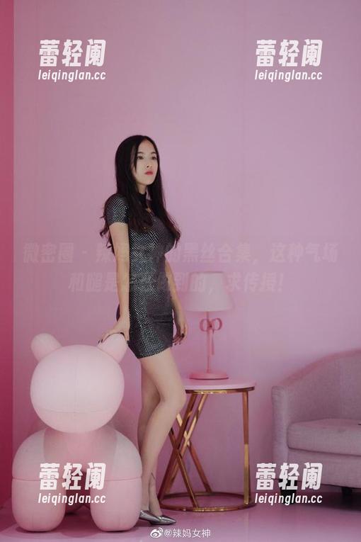 辣妈女神 微密圈 - 辣妈女神的黑丝合集,这种气场和腿是怎么做到的,求传授!