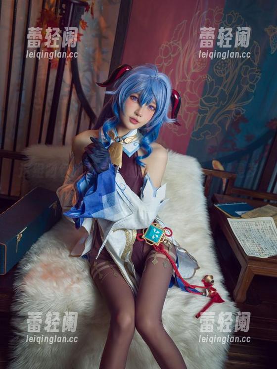 这组阿包也是兔娘的校服写真集，像是岁月的影像，一波追忆涌来。