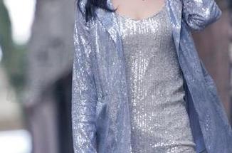 魔镜街拍 – 工作日常不无聊，定制的黑丝让婷婷的图片充满想象力