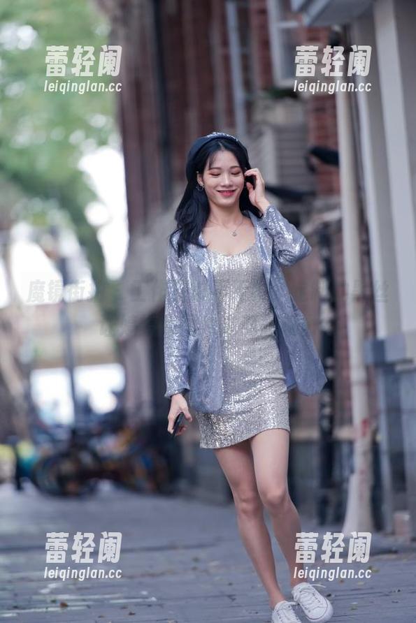 魔镜街拍-婷婷 魔镜街拍 - 工作日常不无聊,定制的黑丝让婷婷的图片充满想象力