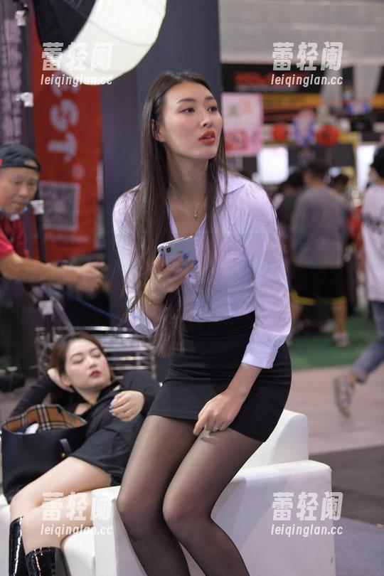 魔镜街拍-曼曼 魔镜街拍 - 穿睡衣的曼曼合集——红唇、皱眉、轻松的姿态,这一切都在说“来呀,看我吧!”