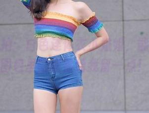 魔镜街拍：白色连体衣小姐姐，能不能把图包里的能量给我留一点！