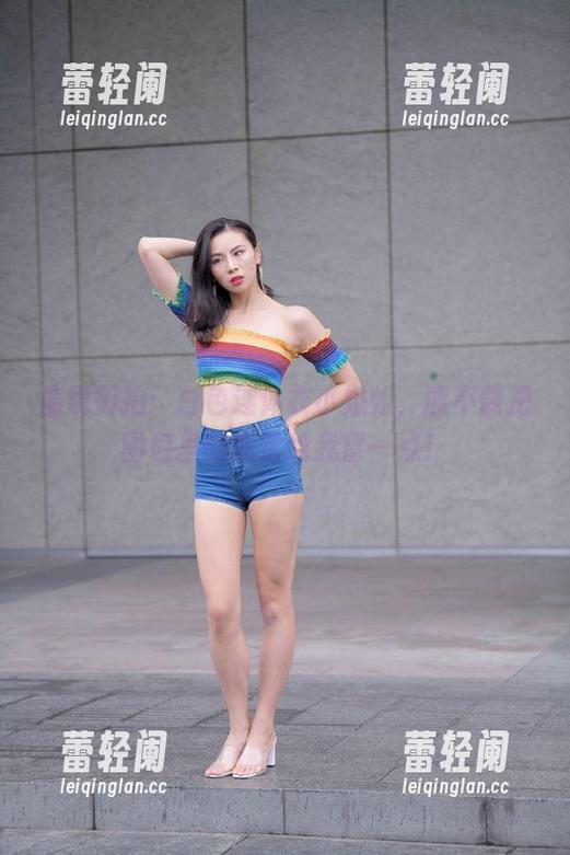 魔镜街拍 魔镜街拍:白色连体衣小姐姐,能不能把图包里的能量给我留一点!